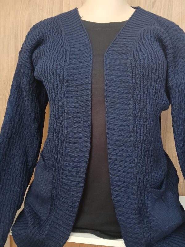 CARDIGAN DE LINHA COM BOLSO - PLUS SIZE