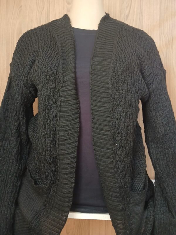 CARDIGAN DE LINHA COM BOLSO - PLUS SIZE