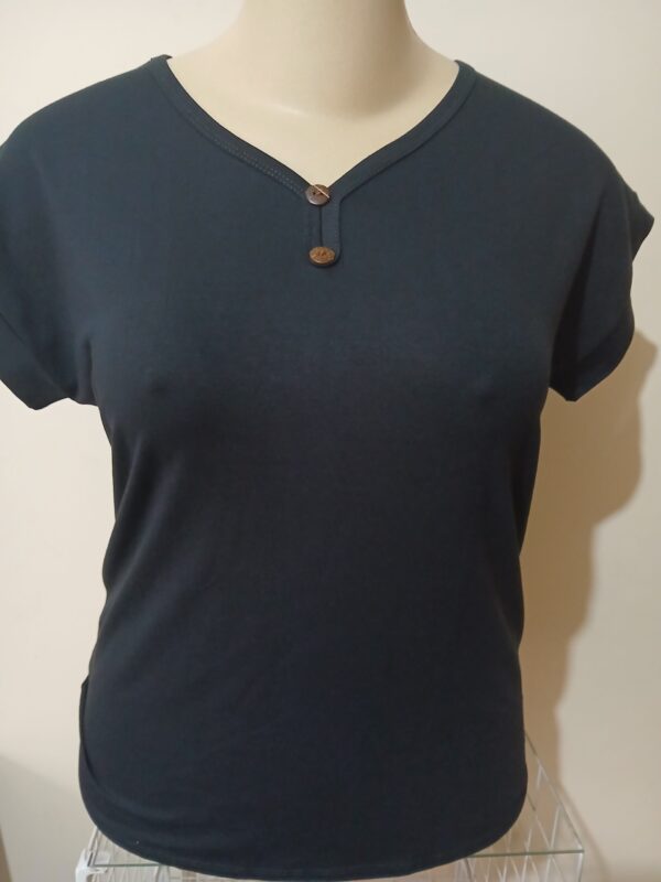 BLUSA LISA COM 2 BOTÕES - Imagem 3
