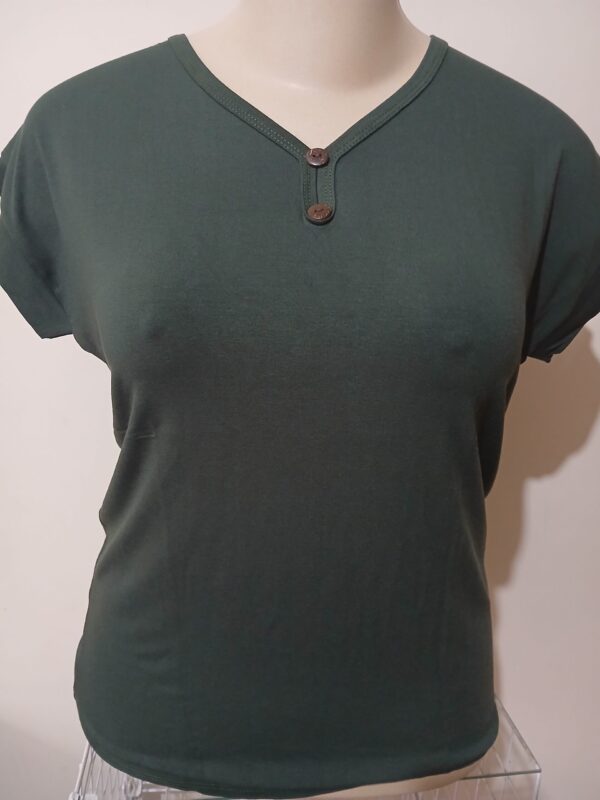 BLUSA LISA COM 2 BOTÕES