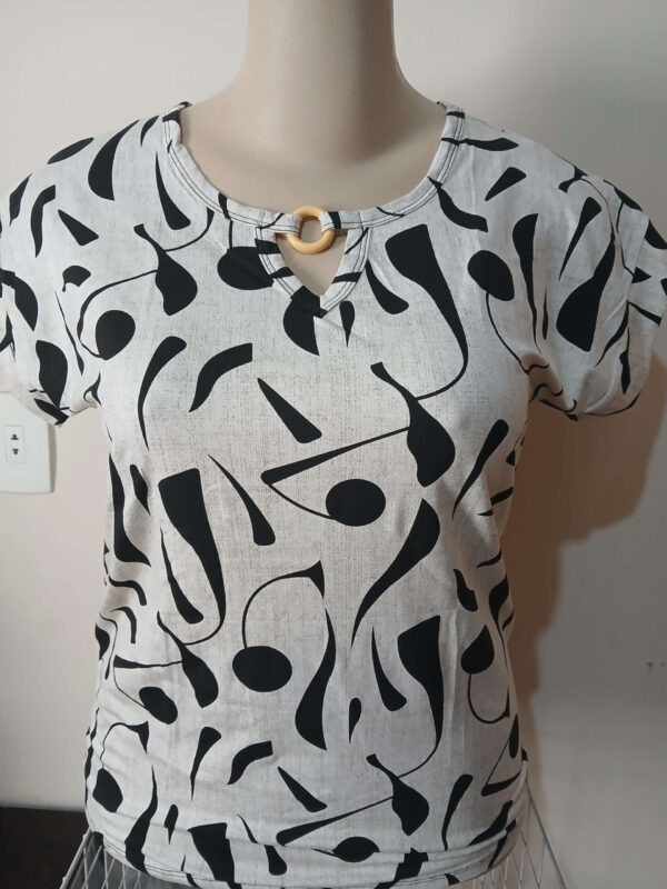 BLUSA ESTAMPADA DE ARGOLA