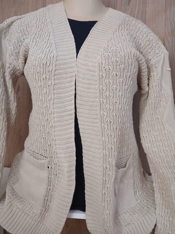 CARDIGAN DE LINHA COM BOLSOS - PLUS SIZE