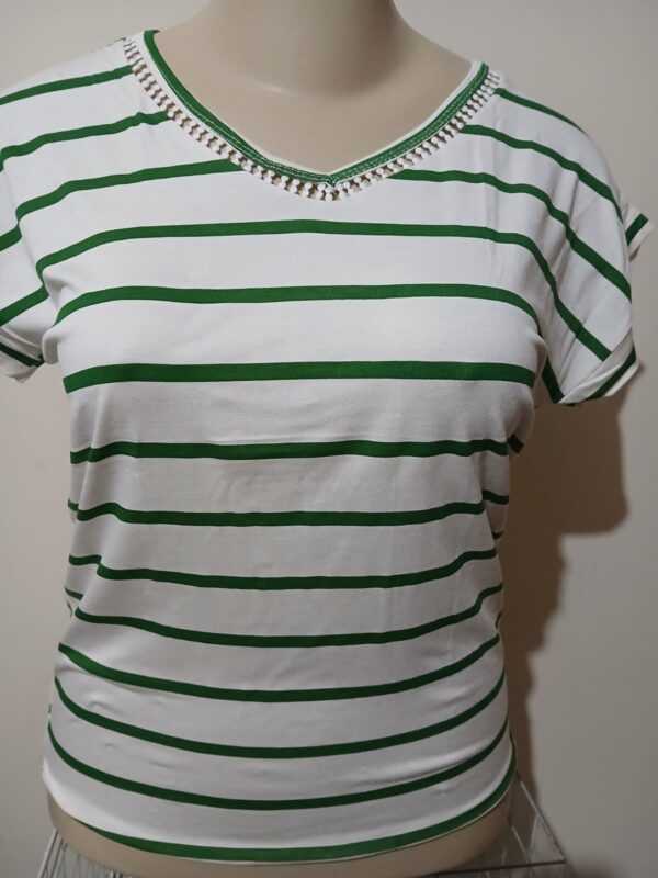 BLUSA LISTRADA DECOTE COM RENDA