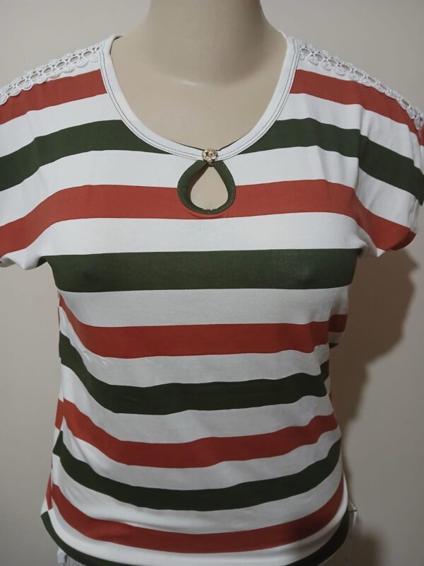 BLUSA GOTA COM RENDA  NO OMBRO